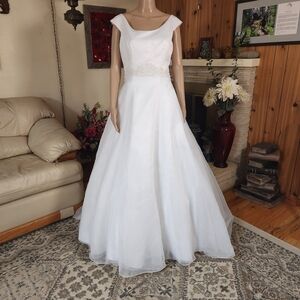 Timeless Elegance: Oleg Cassini A-Line Gown (Style 8493) Size 12